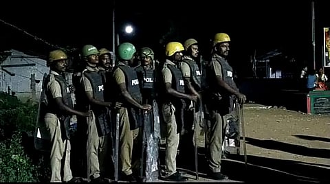 அருப்புக்கோட்டை அருகே இரு தரப்பினரிடையே கோஷ்டி மோதல்: போலீஸ் துப்பாக்கிச் சூடு- 40-க்கும் மேற்பட்டோர் கைது