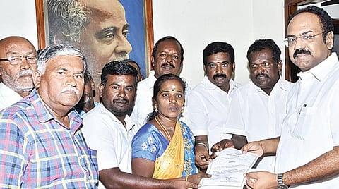 காரியாபட்டி ஒன்றியத்துக்குட்பட்ட அழகியநல்லூர் ஊராட்சி ஒன்றியக் குழு உறுப்பினராகத் தேர்வு செய்யப்பட்ட மகாலட்சுமிக்கு பாராட்டு தெரிவிக்கும் விருதுநகர் வடக்கு மாவட்ட திமுக செயலர் தங்கம்தென்னரசு எம்.எல்.ஏ.