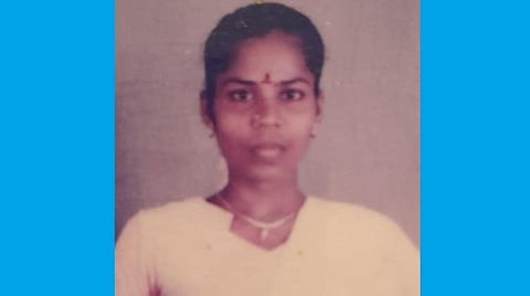 மின் இணைப்புப்பெட்டியிலிருந்து விழுந்த தீப்பொறி பற்றி எரிந்து பெண் பலி