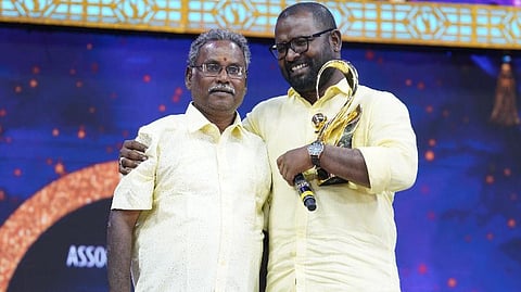 அப்பா கையால் விருது: நெகிழ்ந்த அருண்ராஜா காமராஜ் 