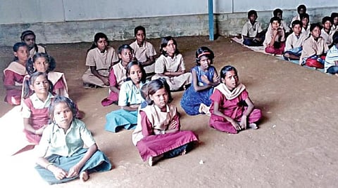 கோவை மாவட்டம் வெள்ளலூர் சிறப்புப் பள்ளியில் கல்வி பயிலும் வடமாநில குழந்தைகள்.