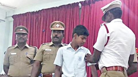 திருச்சி தெப்பக்குளம் பிஷப் ஹீபர் பள்ளியில் அமைக்கப்பட்ட சாலை பாதுகாப்பு மன்றத்தில் உறுப்பினராகச் சேர்ந்த மாணவருக்கு கைப்பட்டை அணிவிக்கப்படுகிறது.