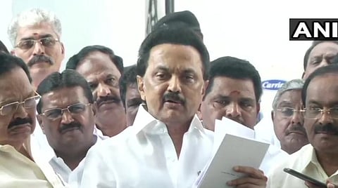 வெளிநடப்பு செய்த பின்னர் செய்தியாளர்களிடம் பேசும் ஸ்டாலின்