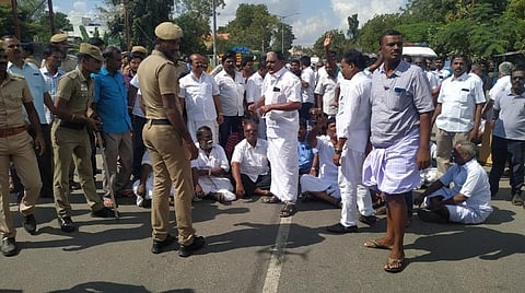 சுயேட்சை உறுப்பினர்களை திமுகவினர் கடத்துவாக அதிமுகவினர் ரகளை: கோவில்பட்டி ஊராட்சி ஒன்றிய உறுப்பினர்கள் பதவியேற்பு விழாவில் சலசலப்பு