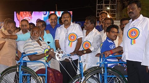 கருணாநிதி, ஜெயலலிதா இல்லாத வெற்றிடத்தை ரஜினி நிரப்புவார்: மதுரையில் கராத்தே தியாகராஜன் நம்பிக்கை