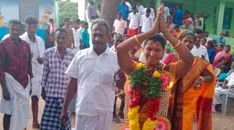 பதவியேற்பு விழாவில் கண் கலங்கிய பெண் ஊராட்சித் தலைவர்: திருப்புவனத்தில் நெகிழ்ச்சி 