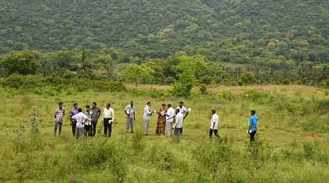 அரசுப் பயன்பாட்டுக்கு இடம் கொடுத்தவர்கள் அரசு வேலையில்  இட ஒதுக்கீடு வழங்கக் கோர முடியாது: உயர் நீதிமன்றம் திட்டவட்டம் 