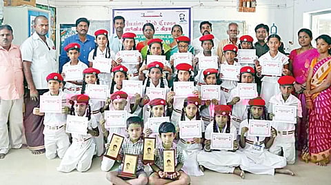 நாச்சிக்குப்பம் அரசு பள்ளியில் 5 நிமிடத்தில் 101 திருக்குறள் ஒப்புவித்த மாணவர்களுக்கு பதக்கம்