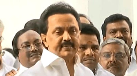 அவையிலிருந்து வெளியேறிய பிறகு செய்தியாளர்களிடம் பேசும் மு.க.ஸ்டாலின்