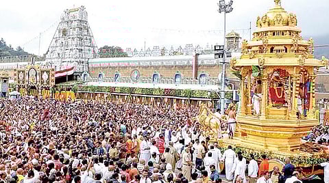 வைகுண்ட ஏகாதசியை முன்னிட்டு திருமலையில் தங்க ரதத்தில் தேவி, பூதேவி சமேதராய் மலையப்ப சுவாமி மாடவீதிகளில் உலா வந்து பக்தர்களுக்கு அருள்பாலித்தார்.