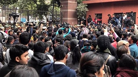 ஜேஎன்யு மாணவர்கள் தாக்கப்பட்டதற்கு கண்டனம் தெரிவி்த்து நடத்தப்பட்டு வரும் போராட்டம்