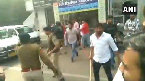 என்எஸ்யுஐ – ஏபிவிபி மாணவர்கள் அகமதாபாத்தில் மோதல்; சரமாரி தாக்குதல்- வீடியோ