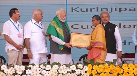 பாரதப் பிரதமர் மோடியிடம் விருது பெற்ற பரமத்தி அருகே குஞ்சாம்பாளையத்தைச் சேர்ந்த பெண் விவசாயி பாப்பாத்தி.