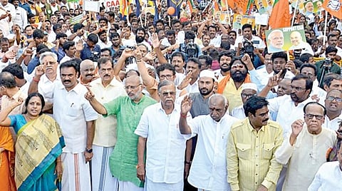 குடியுரிமைச் சட்டத்துக்கு ஆதரவாக பாஜக சார்பில் சென்னை புதுப்பேட்டையில் இருந்து எழும்பூர் வரை நேற்று மாலை பேரணி நடைபெற்றது. இதில் பாஜக தேசிய துணைத் தலைவர் ஜெய் பாண்டா, மூத்த தலைவர் இல.கணேசன், முன்னாள் மத்திய இணை அமைச்சர் பொன்.ராதாகிருஷ்ணன், முன்னாள் மாநிலத் தலைவர் சி.பி.ராதாகிருஷ்ணன், மாநிலப் பொதுச்செயலாளர் வானதி சீனிவாசன், ஹெச்.வி.ஹண்டே, தேவநாதன், நடிகர் ராதாரவி உள்ளிட்டோர் பங்கேற்றனர். படம்: க.ஸ்ரீபரத்