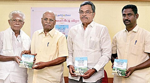 `தி இந்து’ குழுமத்தின் `தமிழ் திசை’ பதிப்பகம் சார்பில் `ஆசியாவின் பொறி யியல் அதிசயம் பரம்பிக்குளம்-ஆழியாறு பாசனத் திட்ட வரலாறு’ என்ற நூல் வெளியீட்டு விழா பொள்ளாச்சியில் நடைபெற்றது. கவிஞர் சிற்பி நூலை வெளியிட, தென்னிந்திய சாகுபடியாளர்கள் சங்கத் தலைவர் டி.ஏ.கிருஷ்ணசாமி பெற்றுக் கொண்டார். உடன், பொள்ளாச்சி தமிழிசை சங்கச் செயலர் ஜி.டி.கோபால கிருஷ்ணன், நூலாசிரியர் எஸ்.கோபு.