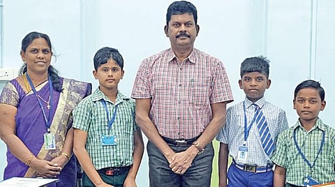 கோவை மாவட்ட முதன்மை கல்வி அதிகாரி  பெ.அய்யண்ணனிடம் வாழ்த்து பெற்ற அன்னூர் அரசு பள்ளி மாணவர்கள் வி.ஹரிகிஷோர், எஸ்.சபரி. உடன் வழிகாட்டி ஆசிரியை சு.சர்மிளா பாய்.