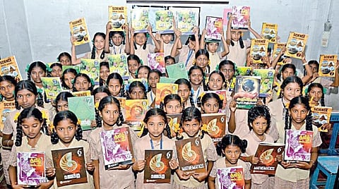 அரசு மற்றும்  அரசு உதவி பெறும் பள்ளிகளில் படிக்கும் மாணவ-மாணவிகளுக்கு பாடப்புத்தகங்கள் இலவசமாக வழங்கப்படுகின்றன. சென்னை திருவல்லிக்கேணி லேடி வெலிங்டன் மேல்நிலைப் பள்ளியில் 8-ம் வகுப்பு வரையிலான மாணவிகளுக்கு 3-ம் பருவத்துக்குரிய பாடப்புத்தகங்கள் நேற்று வழங்கப்பட்டன.  படம். க.பரத்