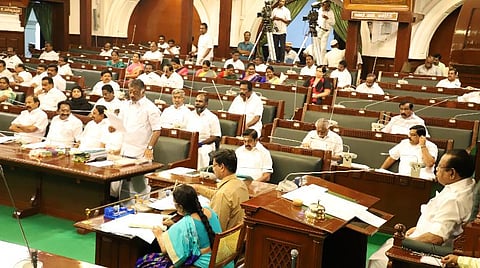 பேரவையில் பதில் அளிக்கும் துணை முதல்வர்.