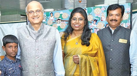 ரோட்டரி கிளப் ஆஃப் மீனம்பாக்கம் உலக அளவில் திரட்டிய ரூ.56 லட்சம் நிதியின் மூலம் 100 ஏழை குழந்தைகளுக்கு இலவசமாக இதய அறுவை சிகிச்சை செய்யப்பட்டது. குணமடைந்த சிறுவனை தி ரோட்டரி அறக்கட்டளை அறங்காவலர் குலாம் வகன்வதி நலம் விசாரித்தார். உடன் ரோட்டரி கிளப் ஆஃப் மீனம்பாக்கம் அறக் கட்டளை தலைவரும், இலவச இதய அறுவை சிகிச்சை திட்டத்தின் ஒருங்கிணைப் பாளருமான தாட்சாயணி, ரோட்டரி கிளப் ஆஃப் மீனம்பாக்கம் தலைவர் நீலகண்டன்.