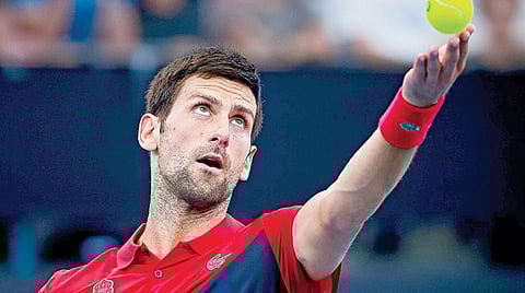 ஏடிபி கோப்பை தொடரில் சிலி வீரர் கிறிஸ்டியன் கரினுக்கு எதிராக சர்வீஸ் செய்கிறார் செர்பியாவின் நோவக் ஜோகோவிச்.படம்: ஏஎப்பி