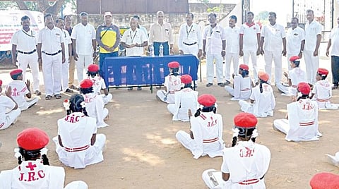 பெரம்பலூர் அரசு மேல்நிலைப் பள்ளியில் நடைபெற்ற சிறந்த இளம் செஞ்சிலுவை சங்க உறுப்பினர்களை தேர்ந்தெடுப்பதற்கான தேர்வில் பங்கேற்ற மாணவ, மாணவிகள்.