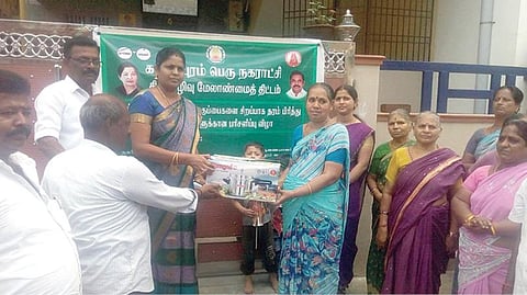 குப்பையை தரம் பிரித்து வழங்குவதை ஊக்குவிக்கும் வகையில் பொதுமக்களுக்கு பரிசுகளை வழங்கும் காஞ்சிபுரம் நகராட்சி ஆணையர் மகேஸ்வரி.