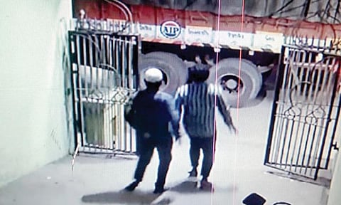 களியக்காவிளை அருகேசோதனைச்சாவடியில் எஸ்.ஐ.யை சுட்டுக்கொன்ற பின் பள்ளிவாசலுக்குள் புகுந்து முன் வாசல் வழியாக வெளியேறிய தீவிரவாதிகள். அடையாளம் காணப்பட்ட தீவிரவாதிகள்.