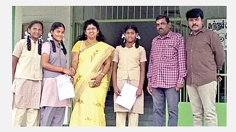 தேசிய ட்ராப் ரோபால் போட்டிக்கு தேர்வாகியுள்ள மாணவிகளுடன், மாவட்ட கல்வி அலுவலர் ஆர்.கீதா, தலைமை ஆசிரியர் ரங்கநாதன், உடற்கல்வி ஆசிரியர் கே.செந்தில் ஆகியோர். படம்: த.சத்தியசீலன்