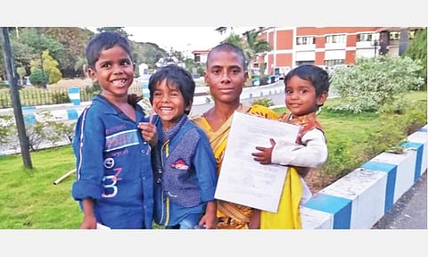 சேலம் ஆட்சியர் அலுவலகத்தில் வழங்கப்பட்ட விதவை உதவித் தொகைக்கான அரசாணையுடன் பிரேமா. உடன் அவரது குழந்தைகள்.