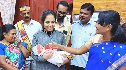 காப்பகத்திடம் ஒப்படைத்த பின் குழந்தையைக் கொஞ்சும் ஆட்சியர்.