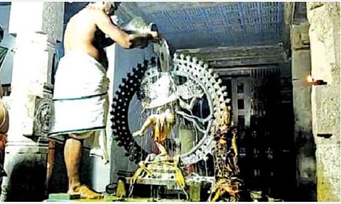 திருவாரூர் தியாகராஜர் கோயிலில் திருவாதிரையையொட்டி நேற்று நடராஜருக்கு  நடைபெற்ற அபிஷேகம்.