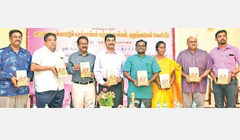 சென்னைப் பல்கலைக்கழக தொலைதூரக் கல்வி நிறுவன தமிழ்த் துறை சார்பில் நடைபெற்ற கருத்தரங்கில் பேராசிரியர் மு.சற்குணவதி எழுதிய 'உடுக்கடியில் அண்ணன்மார் கதைப்பாடல்', 'மேற்கு தொடர்ச்சி மலைவாழ் முதுவர் பழங்குடிகளின் பண்பாட்டு நிலை' ஆகிய நூல்களை தமிழக அரசின் மொழிபெயர்ப்புத் துறை இயக்குநர் ந.அருள் வெளியிட, ’இந்து தமிழ்’ நாளிதழ் நடுப்பக்க ஆசிரியர் சமஸ் பெற்றுக் கொண்டார். உடன், தொலைதூரக் கல்வி நிறுவனத்தின் இயக்குநர் கே.ரவிச்சந்திரன், மாநில சிறுபான்மையினர் நலத் துறை இயக்குநர் சீ.சுரேஷ்குமார், மலேசிய சுல்தான் இட்ரீஸ் கல்வியியல் பல்கலைக்கழக பேராசிரியர் இளங்குமரன் சிவநாதன், நூலாசிரியர் மு.சற்குணவதி, பேராசிரியர் கி.சங்கரநாராயணன். படம்: பு.க.பிரவீன்