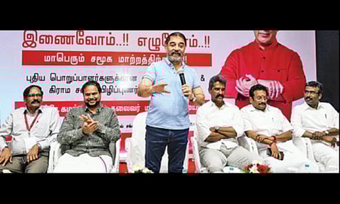 திருச்சி சங்கம் ஹோட்டலில் நேற்று நடைபெற்ற மக்கள் நீதி மய்யம் கட்சியின், புதிய பொறுப்பாளர்களுக்கான கலந்துரையாடல், கிராமசபை விழிப்புணர்வு கருத்தரங்கில் பேசுகிறார் அக்கட்சியின் தலைவர் கமல்ஹாசன். உடன் நிர்வாகிகள். படம்: ஜி.ஞானவேல்முருகன்