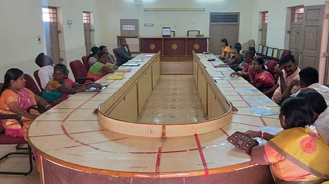 தேர்தல் நடத்தும் அலுவலருக்காக காத்திருக்கும் உறுப்பினர்கள்