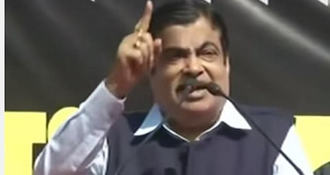 நாக்பூர் விழாவில் நிதின் கட்கரி உரையாற்றும் காட்சி.