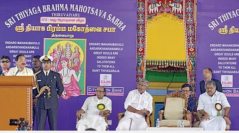 தஞ்சாவூர் மாவட்டம் திருவையாறில் நேற்று தியாகராஜ சுவாமிகளின் 173-வது ஆராதனை விழாவைத் தொடங்கி வைத்துப் பேசுகிறார் குடியரசு துணைத் தலைவர் வெங்கய்ய நாயுடு. உடன், (இடமிருந்து) தியாக பிரம்ம மஹோற்சவ சபாவின் செயலாளர் ஏ.கே.பழனிவேல், தமிழக சுற்றுலாத் துறை அமைச்சர் என்.நடராஜன், சபாவின் தலைவர் ஜி.கே.வாசன், சபாவின் செயலாளர் முஷ்ணம் வி.ராஜாராவ். படம்: எம்.மூர்த்தி