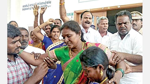 ஊத்தங்கரையில் அதிமுக வார்டு உறுப்பினர்கள் வந்த வாகனம் மீது மர்ம நபர்கள் கல்வீசி தாக்குதல் நடத்தியதில், காயம் அடைந்த உறுபினர் சுகந்தி சிகிச்சைக்காக அழைத்துச் செல்லப்பட்டார்