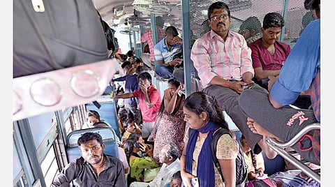 பொங்கல் பண்டிகையை முன்னிட்டு சொந்த ஊர்களுக்குச் செல்லும் பயணிகளின் கூட்டம் நாளுக்கு நாள் அதிகரித்து வருகிறது. சென்னை எழும்பூர் ரயில் நிலையத்தில் இருந்து நேற்று மதுரை கிளம்பிய வைகை விரைவு வண்டியின் முன்பதிவு இல்லா பெட்டியில் தரையில் அமர்ந்தும் நின்றுகொண்டும் பயணித்த மக்கள். படம்: பு.க.பிரவீன்