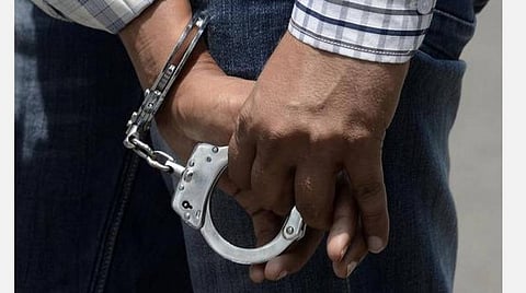 காஷ்மீரில் அதிர்ச்சி சம்பவம்: தீவிரவாதிகளுக்கு உதவிய காவல்துறை அதிகாரி கைது