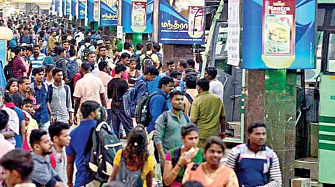 பொங்கல் பண்டிகையை முன்னிட்டு சொந்த ஊர்களுக்கு செல்ல சென்னை கோயம்பேடு பேருந்து நிலையத்தில் நேற்று குவிந்த மக்கள் கூட்டம்.படம்: பு.க.பிரவீன்