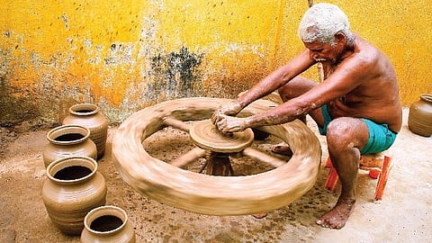 பேசும் படம்: மண் மணக்கும் பானை