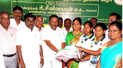 'ஜெ., உங்களுக்கு பாட்டிமுறை, எம்.ஜி.ஆர்., தாத்தாமுறை': மாணவர்கள் மத்தியில் அமைச்சர் திண்டுக்கல் சீனிவாசன் பேச்சு