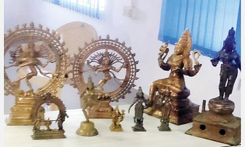 வேதாரண்யம் பகுதியைச் சேர்ந்த பாஜக நிர்வாகியிடம் இருந்து சிலை திருட்டு தடுப்பு பிரிவு போலீஸார் கைப்பற்றியுள்ள உலோகத்தாலான சாமி சிலைகள்.