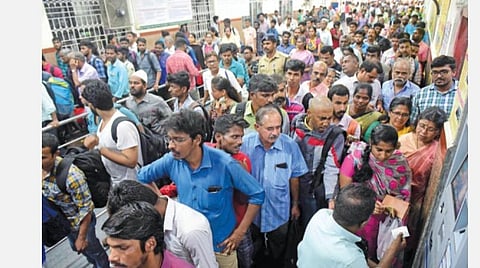 பொங்கல் விடுமுறையையொட்டி பேருந்து, ரயில் நிலையங்களில் திரண்ட பயணிகள்: ஆம்னி பேருந்துகளில் கூடுதல் கட்டணம் வசூலிப்பதாக புகார்