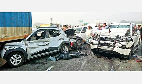 வாலாஜா சுங்கச்சாவடி அருகேயுள்ள மேம்பாலத்தில் பனி மூட்டம் காரணமாக ஒன்றுடன் ஒன்று மோதிக்கொண்ட வாகனங்கள்.