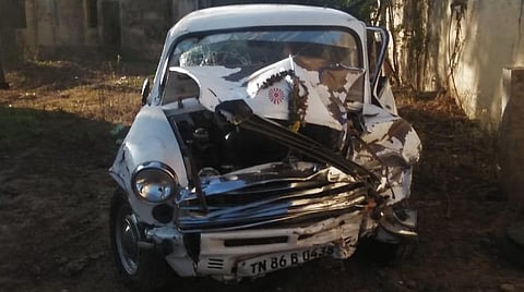 விபத்து காரணமாக நொறுங்கியிருக்கும் கார்