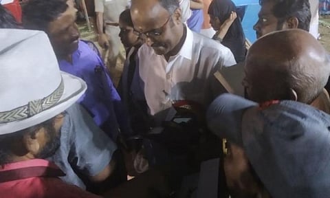 புத்தகக் காட்சியில் மீண்டும் சர்ச்சை: பழ.கருப்பையா மகனின் பேச்சை நிறுத்தச் சொல்லி நிர்பந்தித்த ஏற்பாட்டாளர்கள்; வாசகர்கள் வாக்குவாதம்  