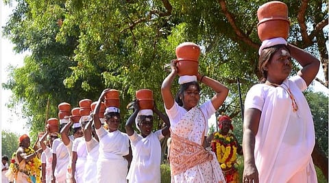 சிவகங்கை அருகே வித்தியாச பொங்கல்: காட்டுக்குள் வெள்ளைச் சேலை உடுத்தி வழிபாடு நடத்திய கிராமப் பெண்கள்