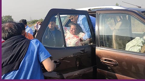 விபத்தில் சிக்கிய காரில் இருந்து மீட்கப்பட்ட நடிகை ஷபானா ஆஸ்மி.