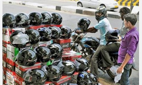 ஹெல்மெட் அணியாதவர்களுக்கு ம.பி. போலீஸ் நூதன தண்டனை